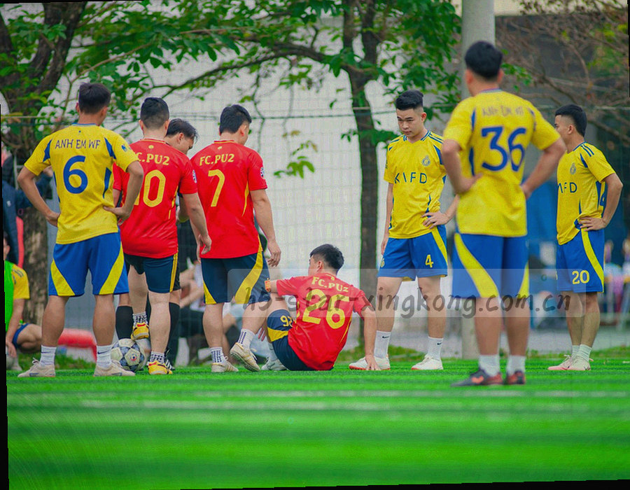 层叠排布的回看画面缩略与文件夹式资料图标组合在奶油色背景上